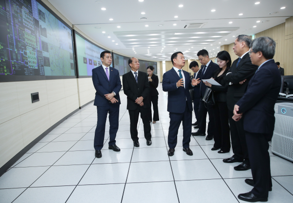 간담회에 참가한 각국 대사들은 한강유역 물관리상황실을 찾아 혁신기술을 접목한 디지털 물관리 현황을 살펴본 후 긍정적인 반응 보인 관계자들