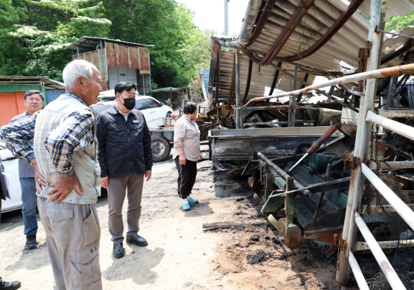 지난 5월 15일 남면 당암리의 주택화재 현장을 방문한 가세로 태안군수.