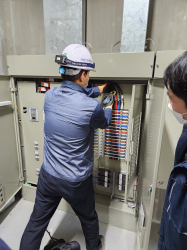 전문 업체 직원이 학교 전기시설을 점검하고 있다.