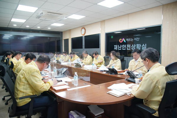 2일 시청 재난안전상황실에서 구상 서산시 부시장이 긴급 폭염 대책 점검회의를 주재하고 있다.