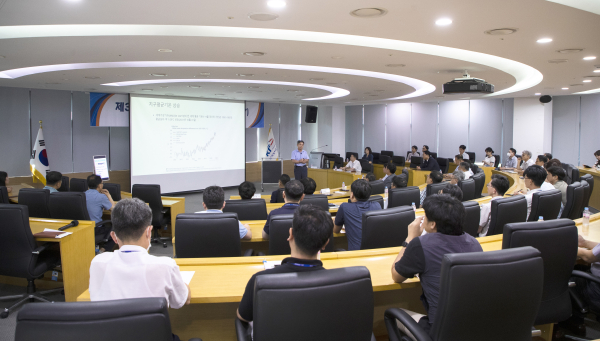 한국농어촌공사는 2일 탄소중립 시대의 환경과 에너지를 주제로 김현권 농특위 탄소중립위원장 초청 특강을 열었다.