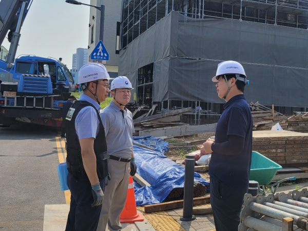 건설현장 점검 진행 장면/고용노동부 천안지청 제공