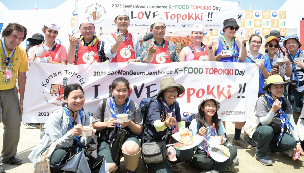 한국농수산식품유통공사 김춘진 사장(좌측5번째), 한훈 농림축산식품부 차관(좌측4번째), 김종훈 전북도 경제부지사(좌측3번째)
