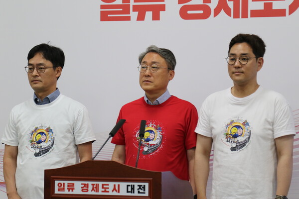 대전시가 3일 '대전 0시 축제' 최종 브리핑을 통해 행사 프로그램과 안전 관리 방안, 교통통제 대책을 발표했다. 왼쪽부터 고현덕 대전시 교통건설국장-양승찬 대전시 시민안전실장-노기수 대전시 문화관광국장.