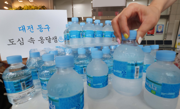 행정복지센터에 비치된 생수 모습