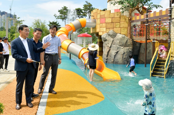 중촌근린공원 어린이 물놀이장 개장을 맞아 긴급점검 중인 김광신 중구청장