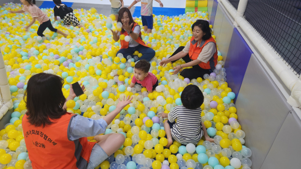 지난 4일 지사협 위원들과 아동들이 키즈카페에서 즐거운 시간을 보내고 있다.