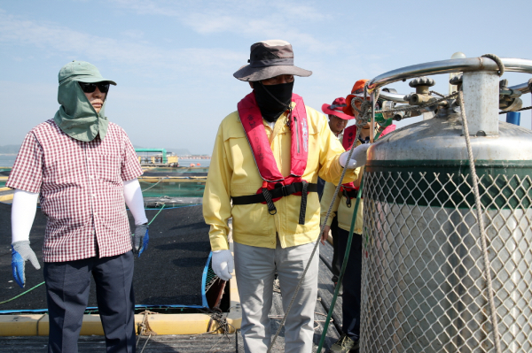 지난 6일 천수만 일대 가두리양식장을 찾아 점검 중인 가세로 태안군수