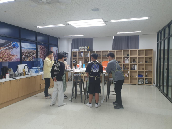 세종시 학생들이 큐레이터와 함께하는 바리스타실무 캠퍼스형 공동교육과정에 참여하고 있다.