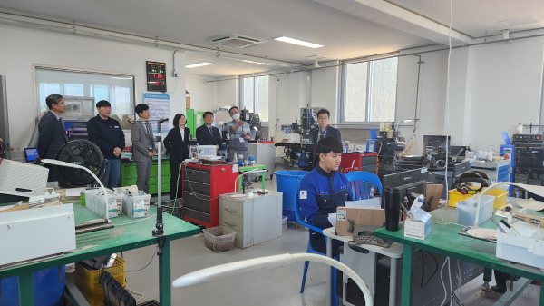 학생들의 훈련현장 점검