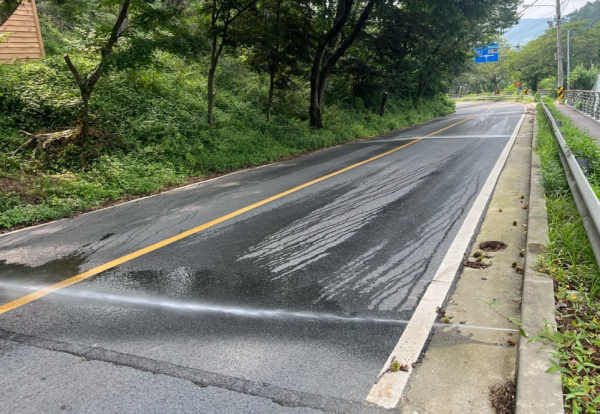대전 대덕구가 도로 열섬현상 방지를 위해 대덕구 삼정동 380-1번지길에 설치한 자동염수분사장치와 빗물저장탱크를 활용해 우천 시 저장한 빗물을 도로에 분사하고 있다.