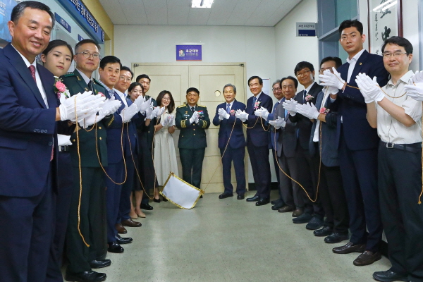 신희현홀 현판식 모습