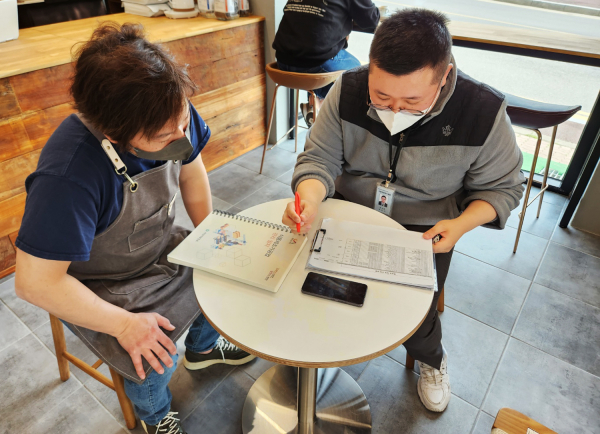 서산시 보건소 관계자가 현장행정을 펼치는 모습
