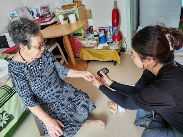 지난 3일 서산시 소속 방문간호사 가정방문 건강관리 서비스를 제공하는 모습