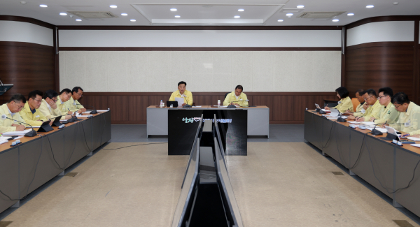 8일 군청 중회의실에서 가세로 군수와 부서장 등 참석한 가운데 태풍 카눈 대비 종합대책 보고회 개최 모습