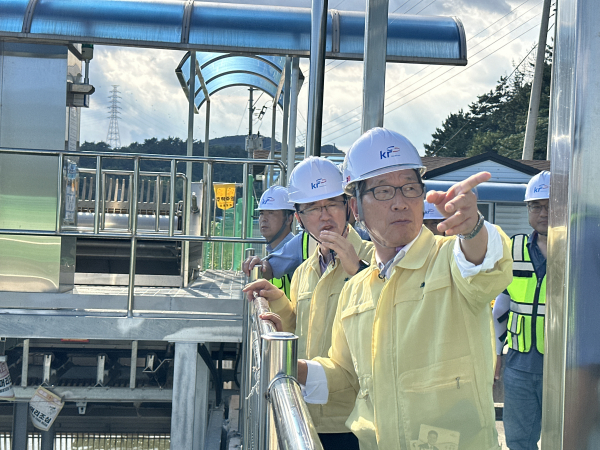 이병호 한국농어촌공사 사장이 지난 7일부터 경남 고성군 두호배수장 및 경남 관내 시설물 현장을 점검하고 있다.