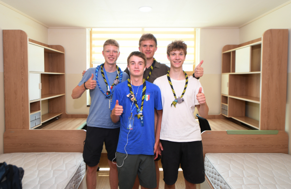 방 배정을 받은 스웨덴 참가자들 기념촬영