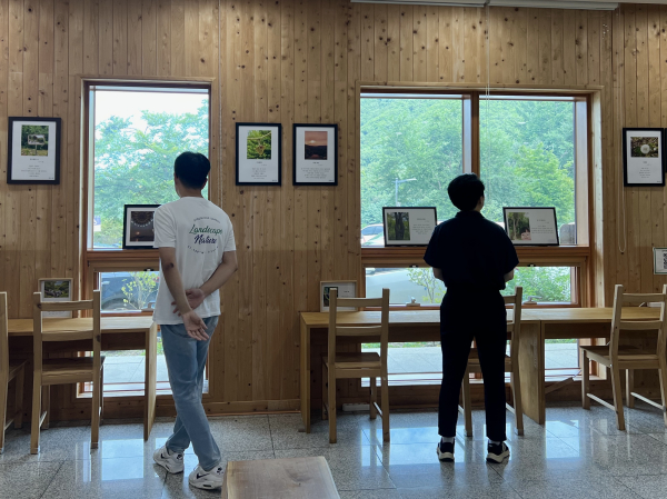 8일 경북 영주시 국립산림치유원 방문자안내센터에 방문한 고객들이「숲, 디카시(詩)」전시회를 관람하고 있다.