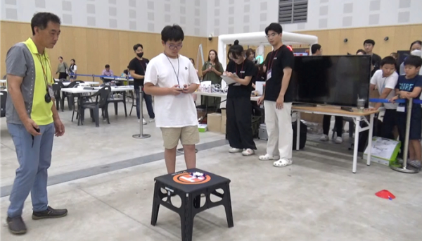 드론봉사단은 최근 대전컨벤션센터에서 열린 로봇융합페스티벌(8/4-6)에서 행사 진행 및 안전사고 예방에 나서 드론 모니터링 등 봉사
