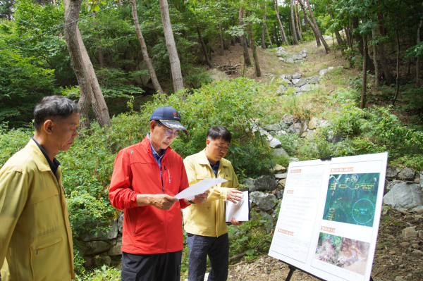9일 이완섭 서산시장이 태풍 카눈 대비 현장점검을 하는 모습