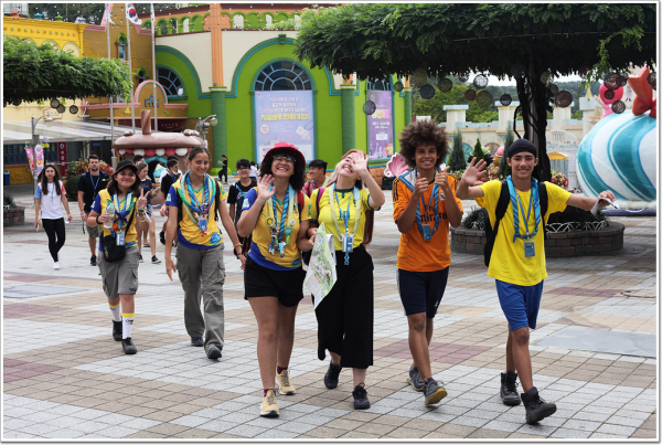 대전을 찾은 잼버리 대원들이 오월드에서 체험을 즐기고 있다