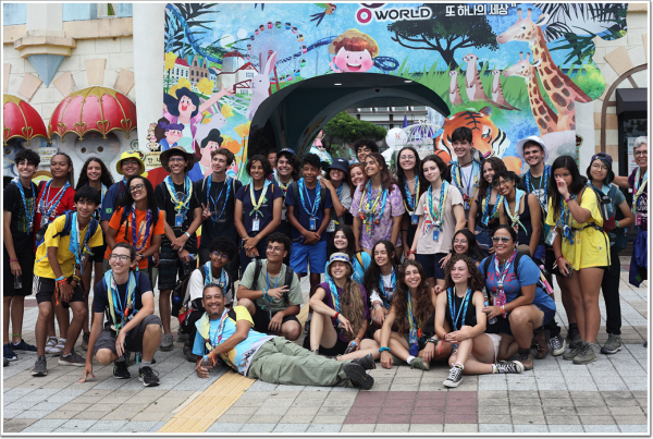 대전을 찾은 잼버리 대원들이 오월드에서 체험을 즐기고 있다