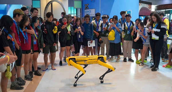 브라질·베트남 잼버리 참가자들이 국립중앙과학관에 방문해 로봇개 '스팟'의 작동 시연을 관람하고 있다