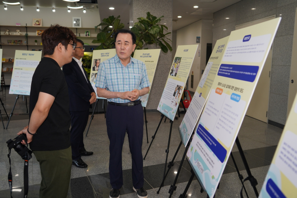 김지철 교육감이 7일 출근길 일본군 위안부 피해자 기림 주간 행사에서 일본군 위안부 관련 알림자료를 보고있다