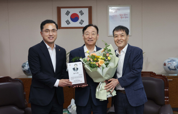 기념촬영 모습(왼쪽부터 박희조 동구청장, 설동호 대전시교육감, 이성훈 천동중 설립추진 위원장