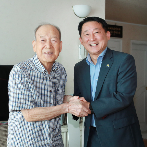 사진4) 서철모 서구청장이 11일 제78주년 광복절을 맞아 애국지사 유족 김용년(91세) 씨의 자택을 방문해 위문품을 전달하고 존경과 감사의 말을 전하고 있다 (1)