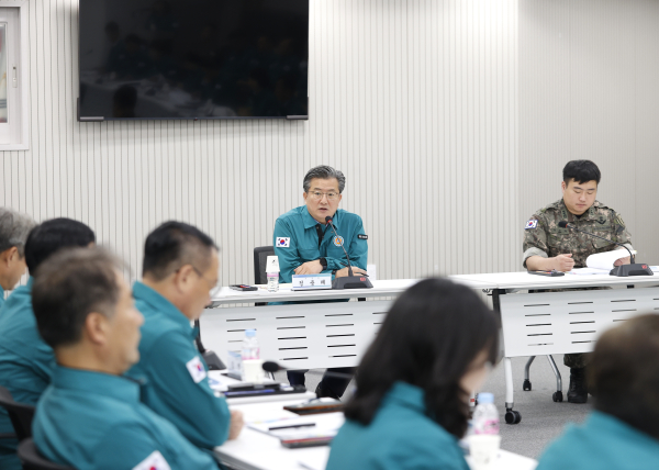 지난 11일 구청 대회의실에서 ‘2023 을지연습 준비상황 보고회’가 개최된 가운데, 정용래 유성구청장이 회의를 주재하고 있다.