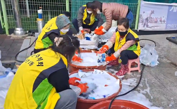 온천1동 주민자치회 위원들이 수거된 아이스팩을 세척하고 있다.