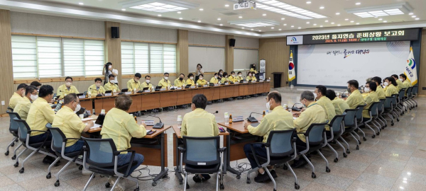 지난 11일 구청 대회의실에서 5급 이상 간부공무원이 참석한 가운데 ‘2023년 을지연습 준비상황 보고회’를 진행하고 있다.