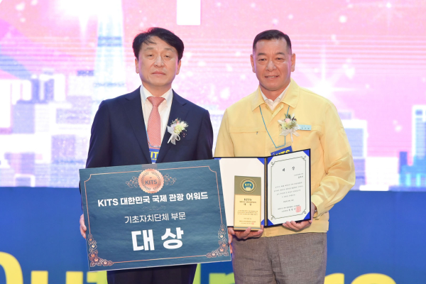 왼쪽부터 정창수 대한민국 국제 관광박람회 조직위원장, 최원철 공주시장