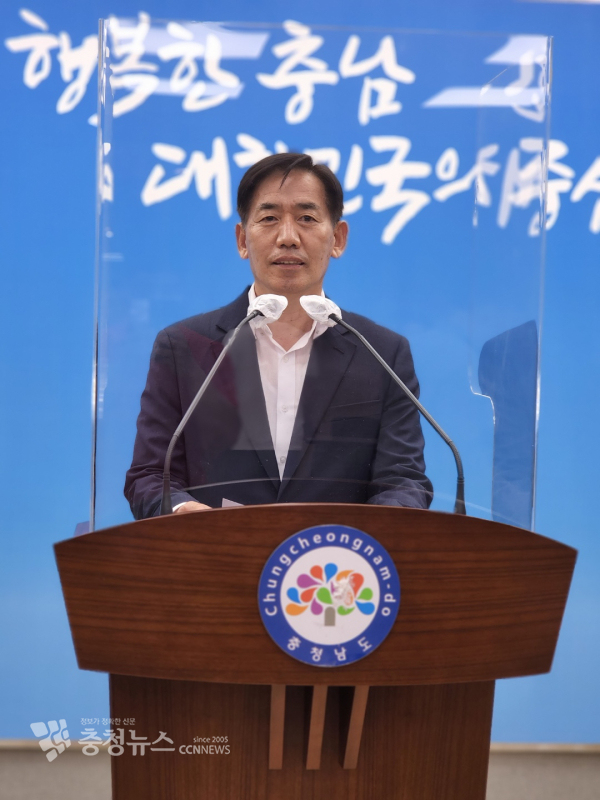 김태흠 캠프 정용선 수석대변인이 24일 충남도청 프레스센터에서 논평을 발표하고 있다/이성엽  기자