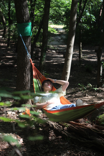 골짜기숲길에서 산림욕을 즐기는 모습 /한국산림복지진흥원 국립대전숲체원 제공