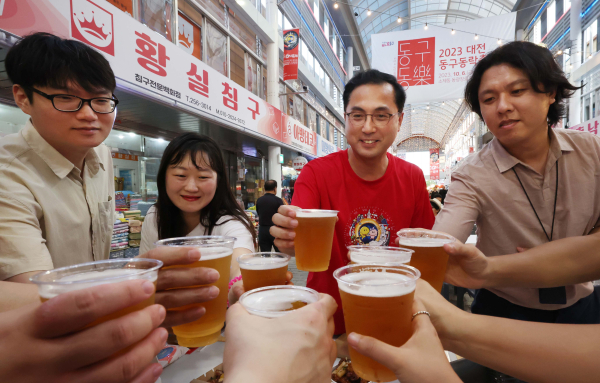 박희조 동구청장(사진 왼쪽 세 번째)과 동구 청년네트워크 회원들이 지난 14일 중앙시장 푸드페스타 거리에서 열린 호프미팅에서 건배하고 있다.