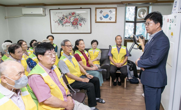 최충규 대덕구청장이 법동 영진로얄아파트 봉사단 발대식에서 인사말을 전하고 있다.