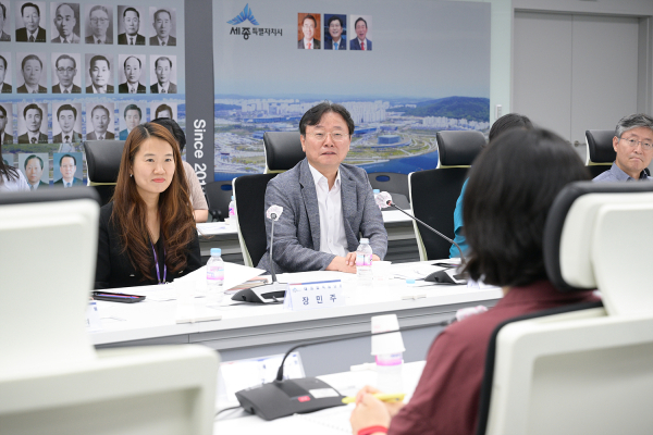 왼쪽부터 장민주 세종시 대외협력담당관, 이호식 세종시 국제관계대사