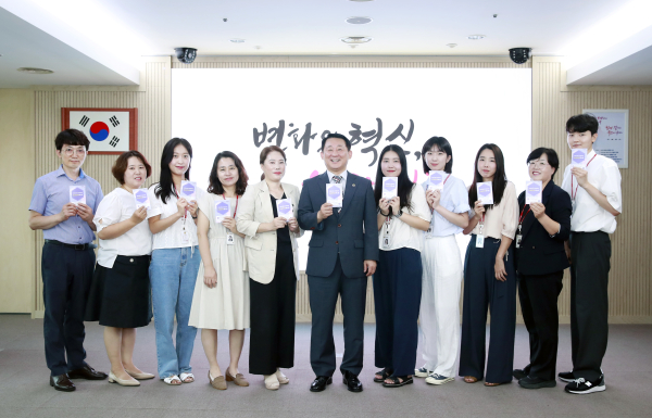 대전 서구 국민신문고 민원처리 내 손안에 매뉴얼 배부 장면