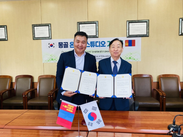 8월 15일 국립예술대 부설 바드마락 고등학교에서 온라인스튜디오 기증식을 가졌다.(왼쪽 문흐투르 교장)