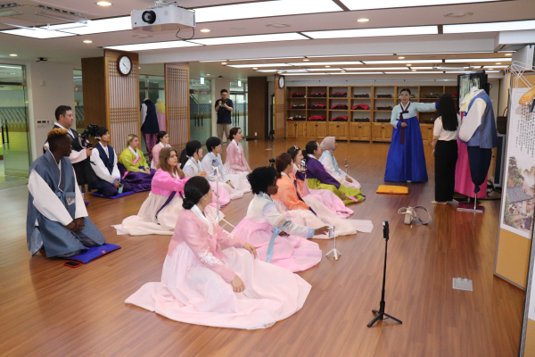 ‘언박싱 코리아’참여 외국인, 한국효문화진흥원 방문해 효문화 체험