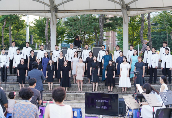 지난 17일 동문근린공원 야외무대에서 열린 목요상설공연 모습