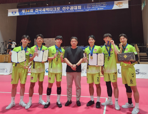 강원 횡성군 국민체육센터에서 열린 ‘제34회 회장기 세팍타크로대회’에서 레구이벤트 우승을 차지한 목원대 세팍타크로부 선수와 감독이 금메달을 목에 걸고 기념촬영