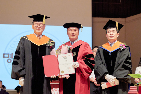 학위수여식 모습 (좌측부터) 배덕효 세종대학교 총장, 김영찬 골프존뉴딘그룹 회장, 문승빈 세종대학교 대학원장.