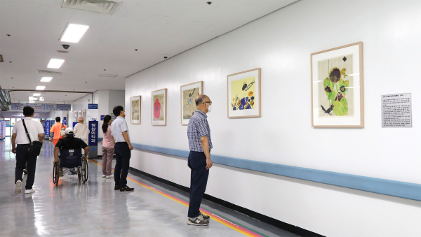 '생명의 노래' 작품을 감상하고 있는 내원객들/단국대병원 제공