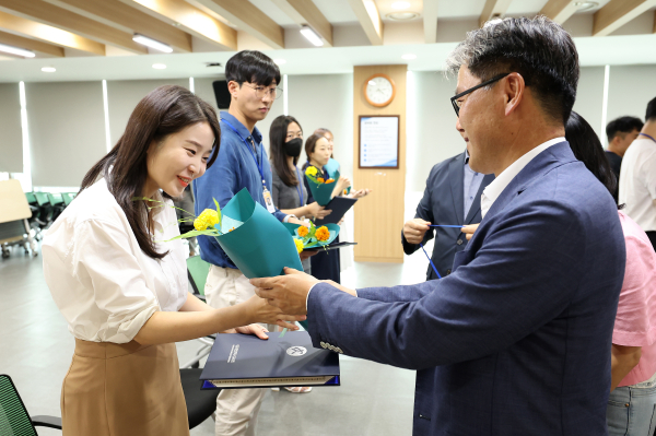 제1기 MZ세대 공무원 청렴서포터즈가 18일 청사 대회의실에서 열린 발대식에 참여하고 있다.