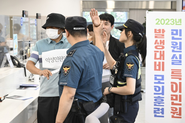 특이민원 발생대비 경찰합동 모의훈련 장면