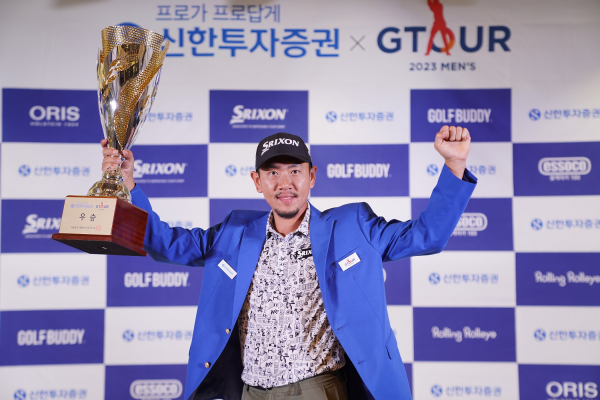 ‘2023 신한투자증권 GTOUR MEN’S’ 5차 결선 시상식에서 우승자 이성훈이 우승 세레머니를 하고 있다.