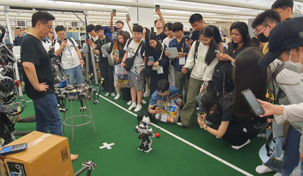 RoMeLa 탐방 및 데니스 홍 교수 특강 모습